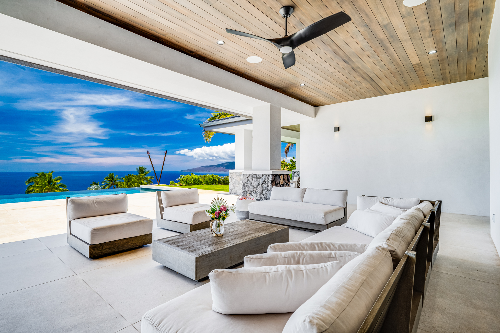 Covered lanai overlooking the Pacific at 16 Kumu Niu Place